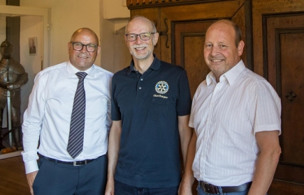 Von links nach rechts: Franz Warger, neuer Präsident von Rotary Oberthurgau, Markus Nadig, Präsident 2019/2020, Hansjörg Stahel, langjähriger Verantwortlicher des Rotary-Jugendaustausches Von links nach rechts: Franz Warger, neuer Präsident von Rotary Oberthurgau, Markus Nadig, Präsident 2019/2020, Hansjörg Stahel, langjähriger Verantwortlicher des Rotary-Jugendaustausches